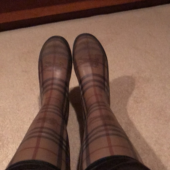BURBERRY rain boots in excellent condition - Picture 6 of 17